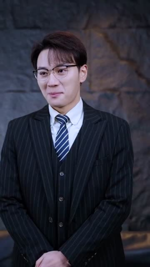 她似星星,光芒万丈(75集) 她似星星,光芒万丈(75集)爆火短剧追不停