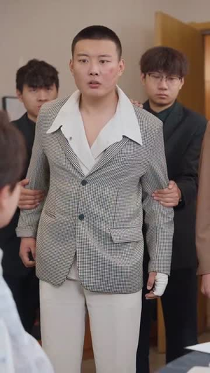 网暴漩涡,世家天团齐出手(86集) 网暴漩涡,世家天团齐出手(86集)精彩片段