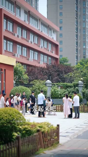 她在楼道里啃馒头，我不忍了（68集）热门短剧大全
